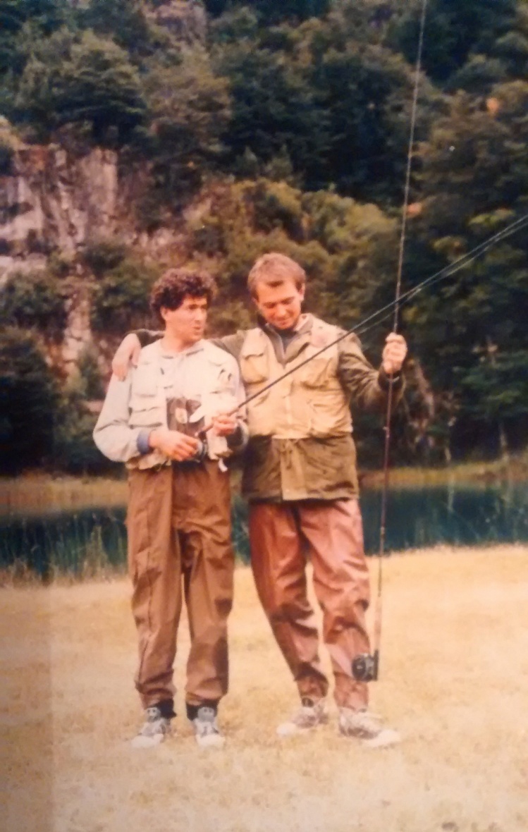 Con mi gran amigo Mariano Diez Peña a los 15 / 16 años, nadie nos sacaba del agua, ni siquiera esos waders de plástico que no duraban 2 días...