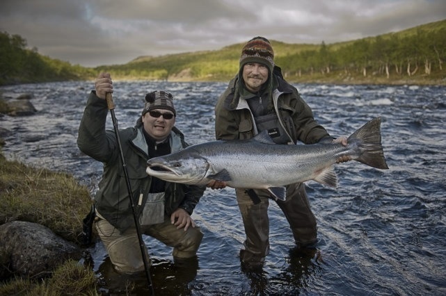 Salmon went into the rapids and made to flee from Finpull down the river
 about 500 meters and was parked farther than old Davis Camp.  The hero and 
the lucky - Michael Moiseev from St. Petersburg. 17.7 kg. Mid-June, the 
river Varzina.