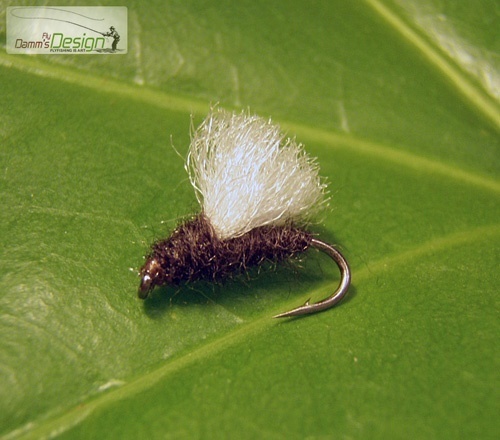 "Rackelhanen Brown/White" size.14"Rackelhanen" is an imitation of a caddisflie. The important thing for the flie is, when it's going under the surface the flie is pupping up again. There