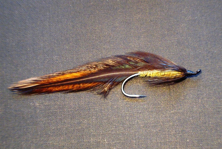 Matuka Brown. Anzuelo: # 4 salmon hook 3X up turned eye. Ala: 4 saddle hackles brown. Cuerpo: yellow-cream yarn. Ribbing: copper wire. Thread / Hilo: negro 6/0.