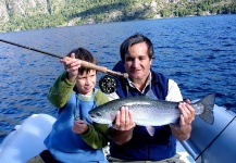 Una tarde de pesca con Nico hace años en el  lago Nahuel Huapi