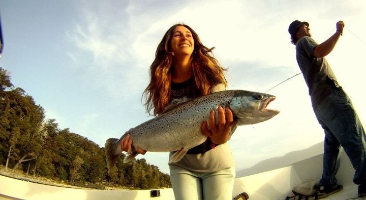 marron del brazo huemul en la lago nahuel Huapi.. Mi novia isabella la merio con una articulada verde. 