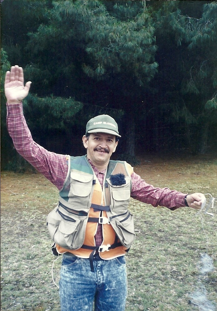 Mi padre hace  27 años. El fue quien desde pequeño nos enseño a disfrutar de un día de pesca, El tenia 36 años en esta foto y ahora tengo 35 años es increible ver como se repite la historia.