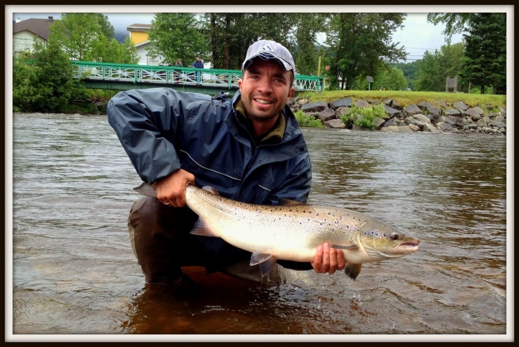 This his the first fish off the day for my client Mario....a nice salmon arround 25lbs