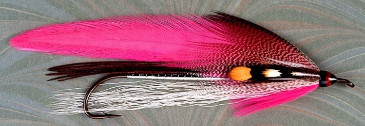 Foto # 2 de un Pink Beauty creado por Carrie Stevens  y atado por Marcelo Morales con pequeñas variantes en la posición de las alas - Este streamer clásico aparece en el importante libro Forgotten Flies de Paul Schmookler, una obra que pone al alcance de 