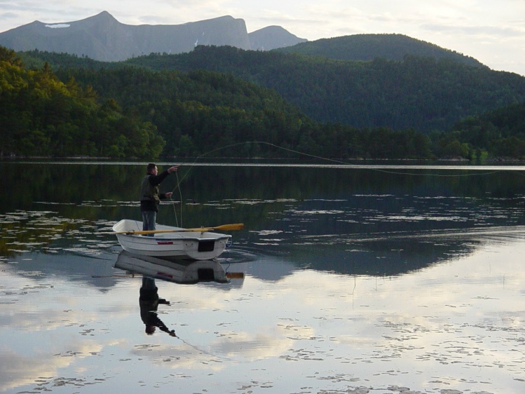 Fly fishing by Gjerdsetvatnet for Brown trout.
We visit the camping place Gjerset.
