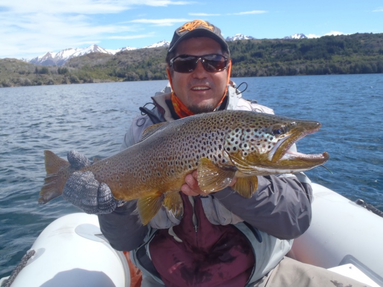 laguna larga-paraiso de la trucha marron 