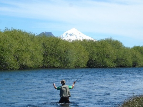 Pesca con mosca junto al Volcán Lanin