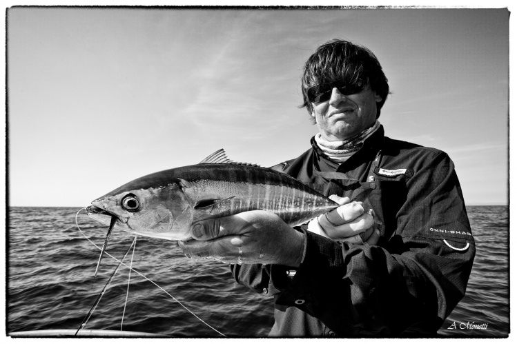 Serie B&amp;N Mi compañero de pesca Txema con un pequeño atún rojo, un verdadero "torpedo"