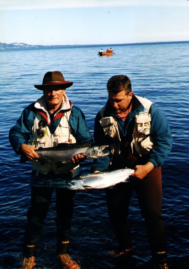 Una de las mejores pescas que recuerdo con papá.  En Chile pescando salmones, hace unos 15 años.  Se extraña el viejo, gran compañero de pesca!