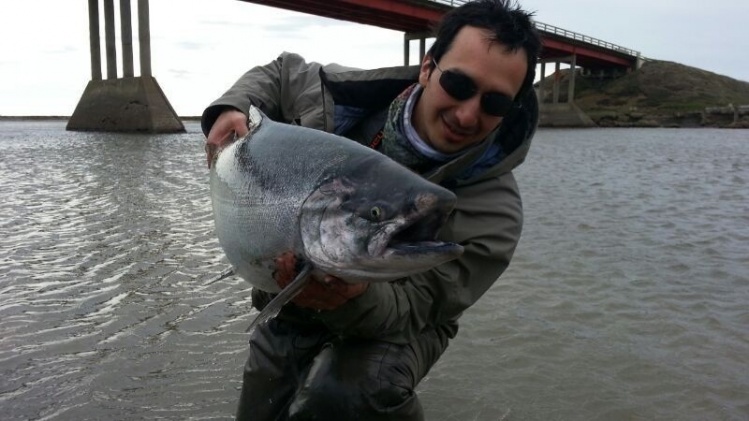Mi amigo y maestro de atado Diego Castillo con este hermoso salmón king capturado en el puente del río Grande