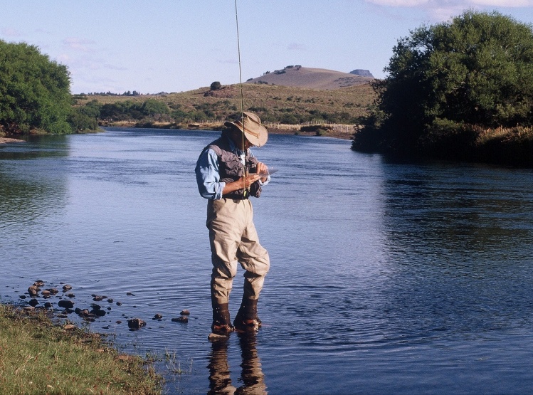 "Pescador de Imágenes" 
Autorretrato de  Sindo Fariña ,río Malleo.