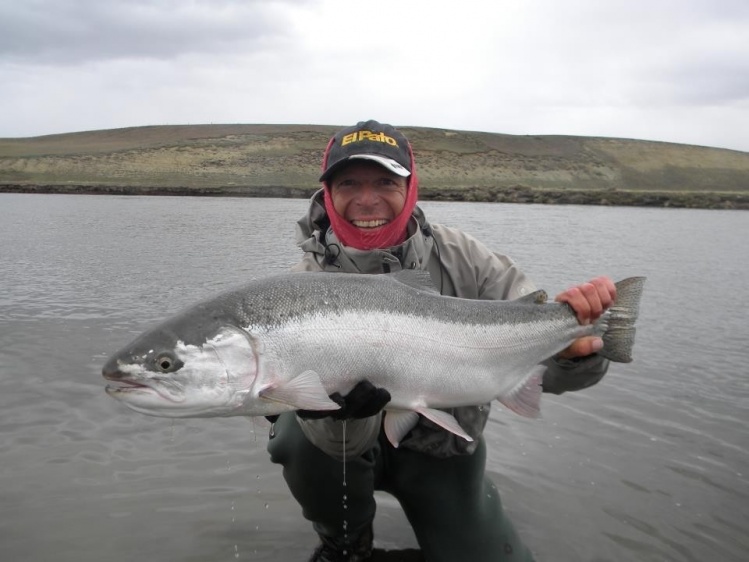 Mario de Andrea con una steelhead pescada en el Encuentro Nacional de pesca con mosca realizado en Rio grande.-