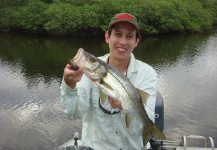 Pescando com Toninho Sanchez em Cananéia  o amigo Danillo