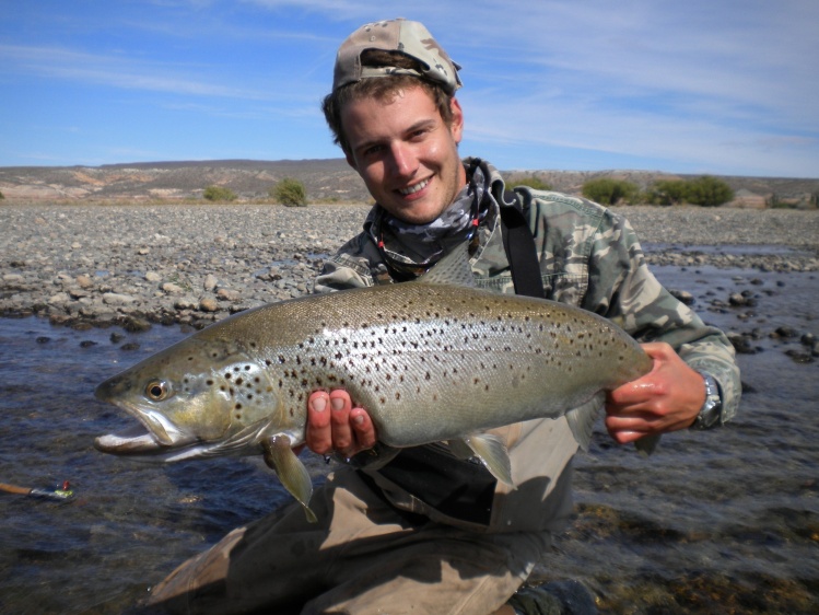 Pesca de trucha marrón en el río Limay