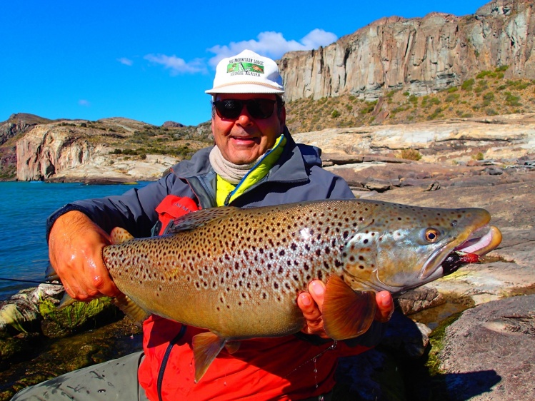 Trucha marrón pescada por Cassio en el lago, Marzo 2014