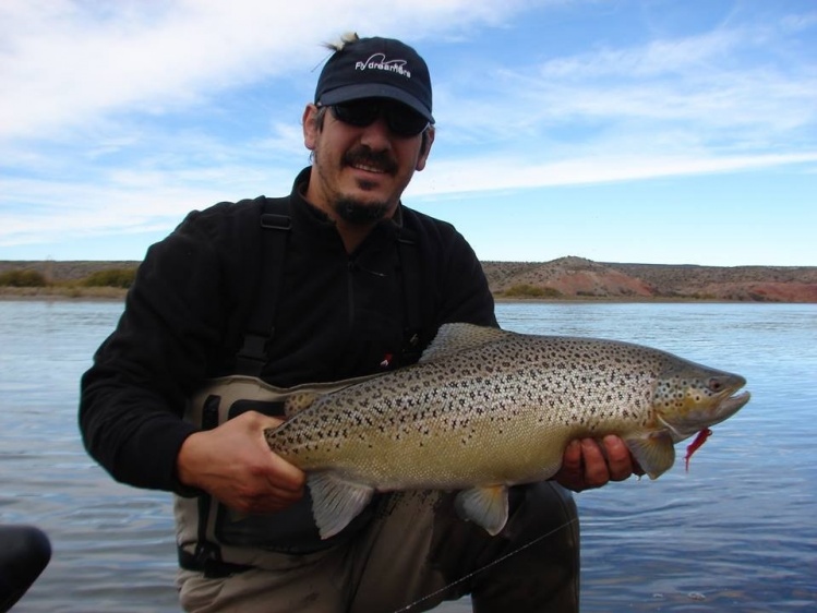 esta la tenté con una pipoca color naranja de pepe fly..... terrible mosca!!!!
equipo utilizado; caña sage  #6 VT2 y un shooting Fast II con tippet 2x. 