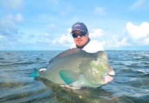  Fotografía de Pesca con Mosca de Bumphead parrotfish por Mikko Hautanen – Fly dreamers 