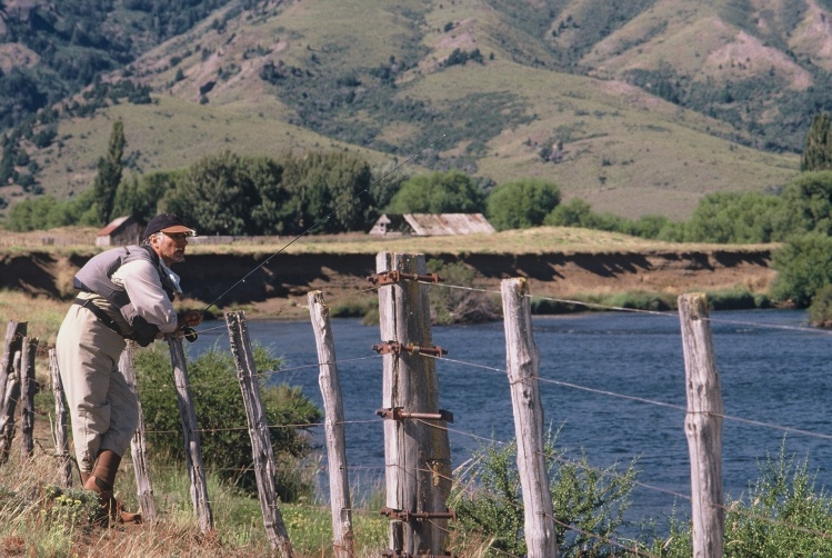 "Pescador de Imágenes"
Alrededor del Lanín.
Sindo Fariña viendo subir las truchas en el río Malleo superior.
