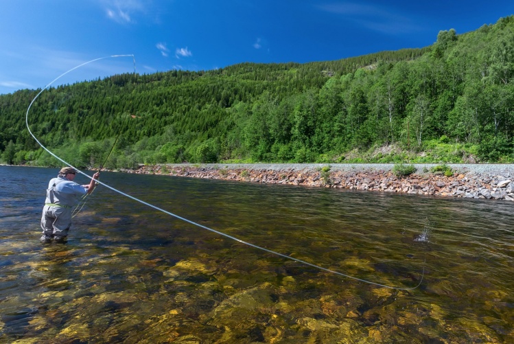 Crawford Little casting on Kroken at Winsnes Fly Fishing lODGE