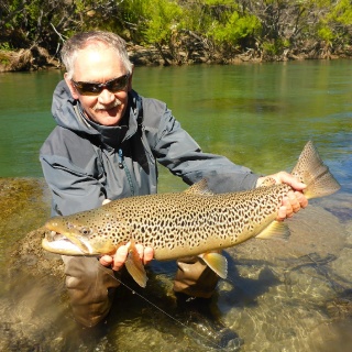 Denis Hall and his brown trout of 28 inches - Arroyo Verde Lodge.

Denis Hall y su trucha Marrón de 72 cm.