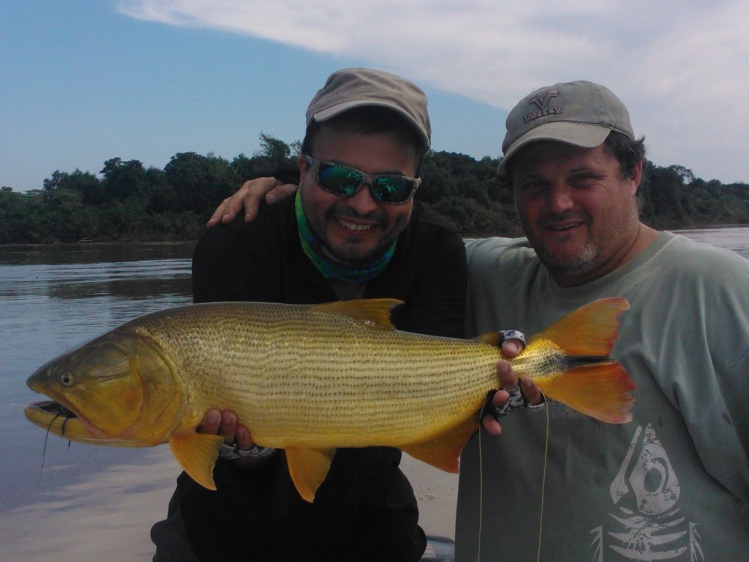 Mi amigo Coco Rosales con el primer dorado de la jornada y nuestro guía Peto!!!