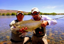  Foto de Pesca con Mosca de Trucha marrón compartida por Limay River Lodge – Fly dreamers