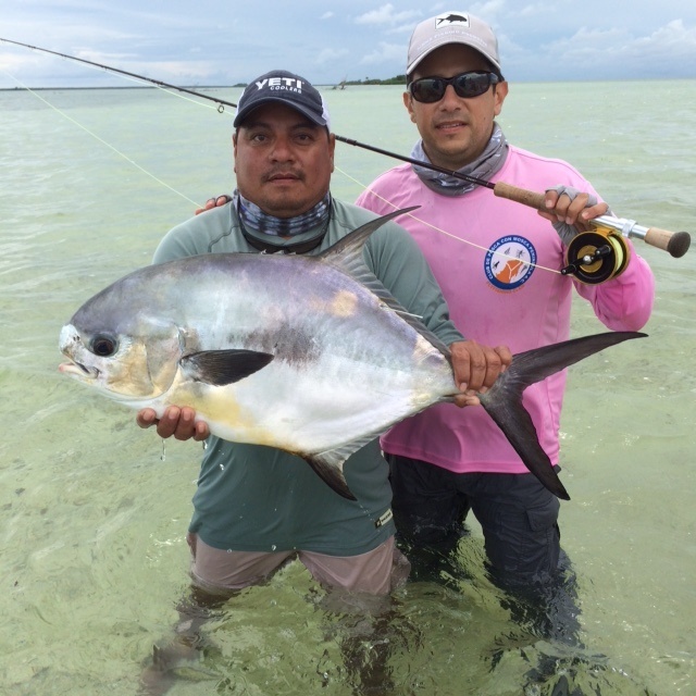 El guia Alonso Choc y Nassim Joaquin con una buena palometa capturada en el area de: "Tres Marias" Bahia de la Ascension.