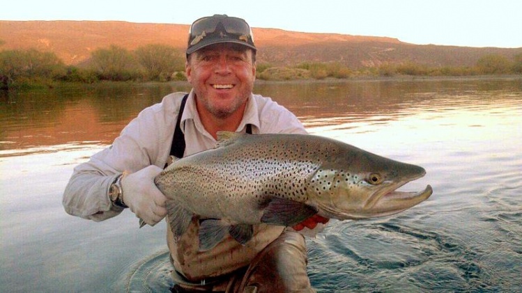 friend and fisherman Julio Parra with a better than spectacular Limay River brown !!!!