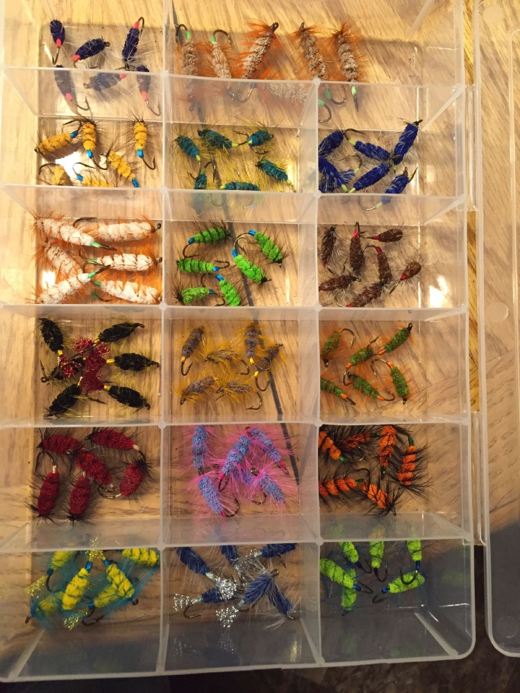 And now, a little more organized! I have a goal for 2015, tying 2000 flies, and meanwhile, I wanted to buy a new rotary vise that I wouldn't buy until I reached 500 flies and saved the money. Well, I managed to save the money and these babies got me at 50