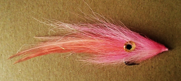 In the mood to tye up a squid using all the leftover materials lying around on my bench.  Saddle hackles, two colors of bucktail, some select craft fur then some 3D eyes and bang.....a squid.