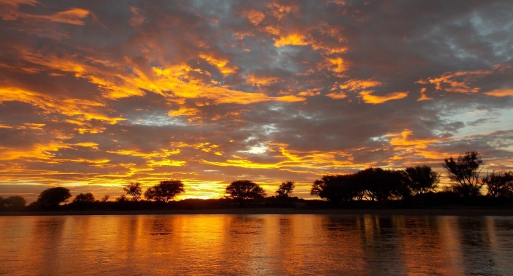 Muere el Sol y viven los colores en el Limay Medio...