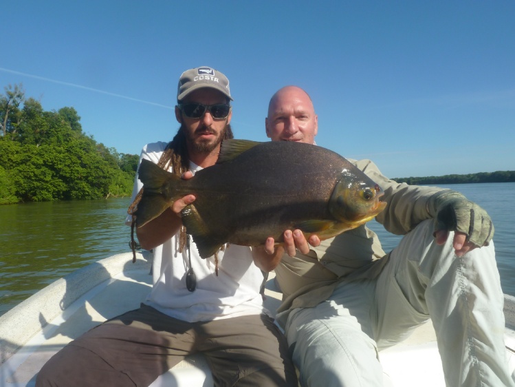 Buena pesca de pacu en Paso de la Patria