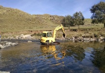 Trabajo de reparación del camino de acceso público al Río de los Espinillos