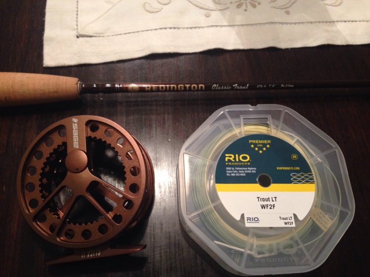 Mas contento que niño en Navidad 
Redington clasic trout #2.  Reel Sage click II Línea Río trout LT