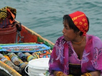 Indias Kunas vendiendo artesanìas