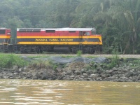 Tren en el borde del canal