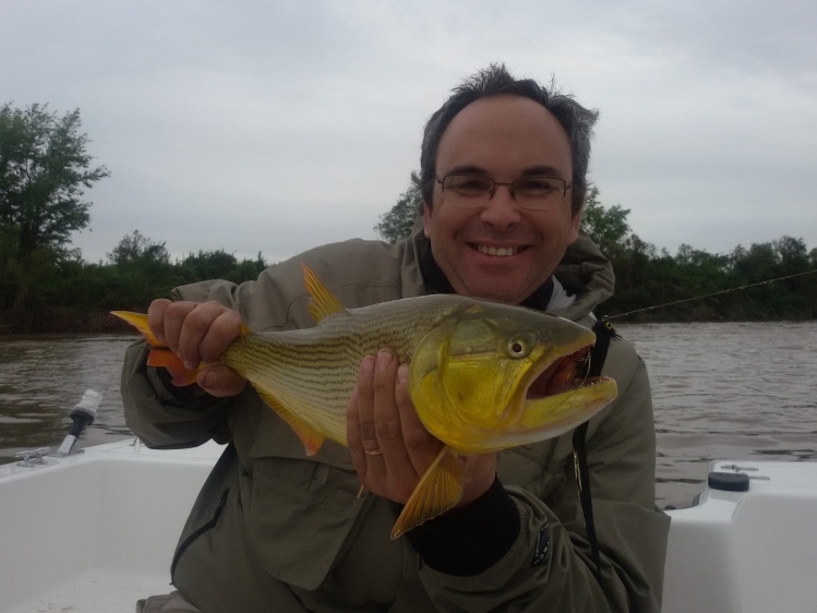 Salimos a pescar con Fernando Lopez y contra viento y lluvia logramos meter Dorados y Tarariras