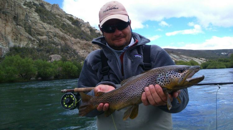 Marrón del limay superior, flotando con Luciano bacci