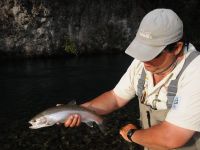 El Gallego con una trucha arcoiris pequeña