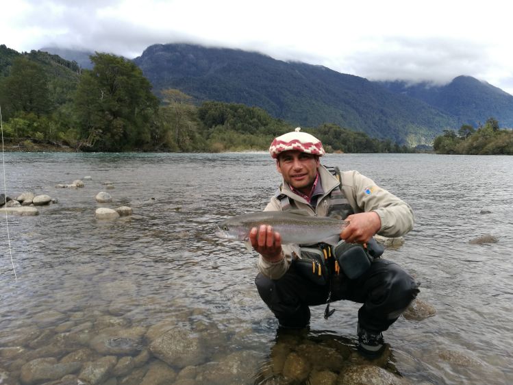 Un gran pescador,  sector Las Gualas Rio Puelo,  Patagonia Chilena.