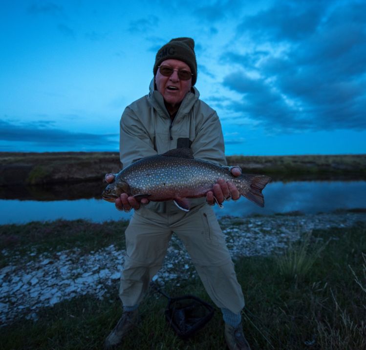 After going through more than 20 different flies from all kinds and spending a whole afternoon trying to get "the big fish" in this hole, Ben -83 years old, ex marine- showed how wise and patient you 