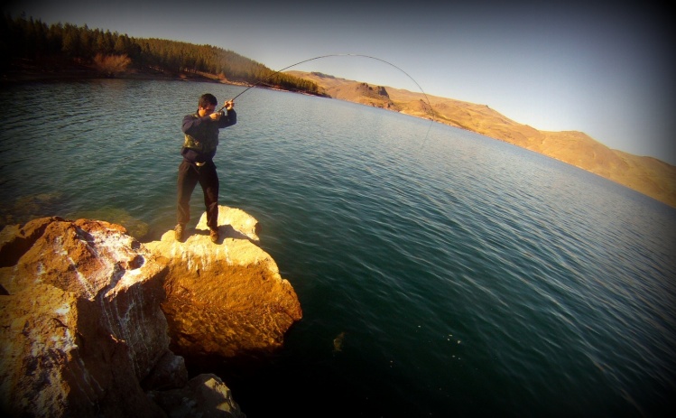 mi amigo yamil ! metiendo una buena marrón en el embalse ali-cura.. buenísimo el lugar y muy técnico.. un paso en falso y te vas al agua. 