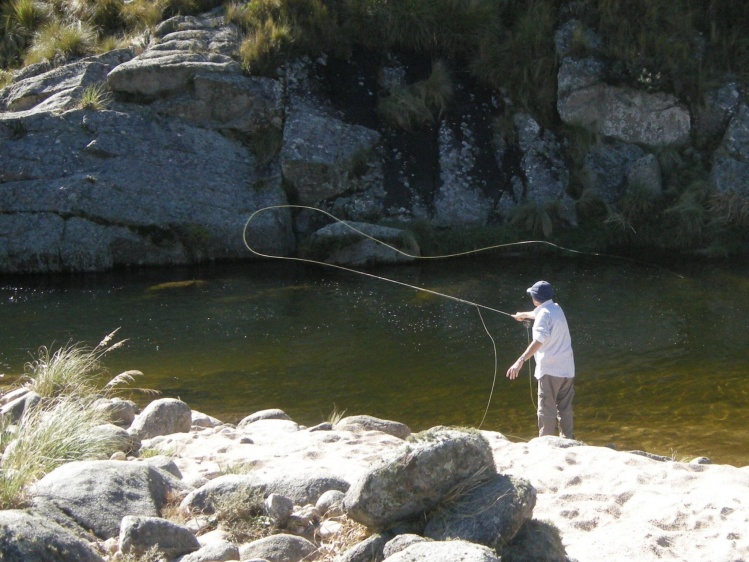 Pesca en el rio del Medio, La Cumbrecita, pcia de Córdoba, Argentina