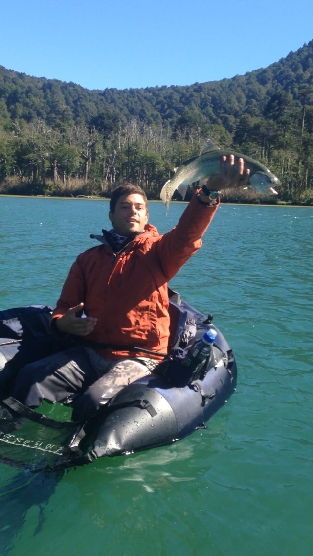 Arcoiris pescada en laguna chilena