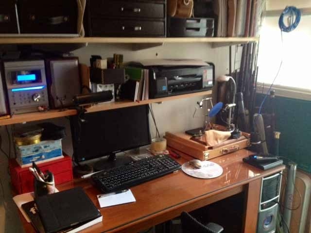 Es mi nuevo rincón. El anterior escritorio ahora va a ser la habitación de mi hijo Facundo... espero que mis cañas algunas vez sean suyas