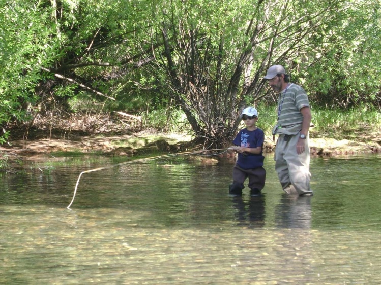 Papa e Hijo.Los primeros pasos de Esteban en la pesca con mosca hace 5 años..