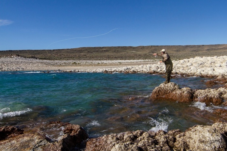 Fernando Mosso casting in Sea Bay - Strobel Lake, Sta Cruz - Argentina - Photo by Pepe Mélega - Pesca &amp; Companhia Magazine
