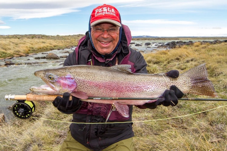 Pepe Mélega Catch Rainbow Trout in El Moro River - Sta Cruz, Argentina - Photo by Martin (Guide) 