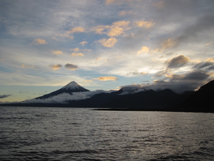 atardecer en el lago todos los santos de fondo volcan osorno altura 2650 metros x region 